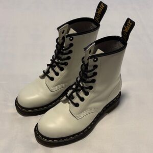 Dr. Marten 1460 smooth leather lace up boot